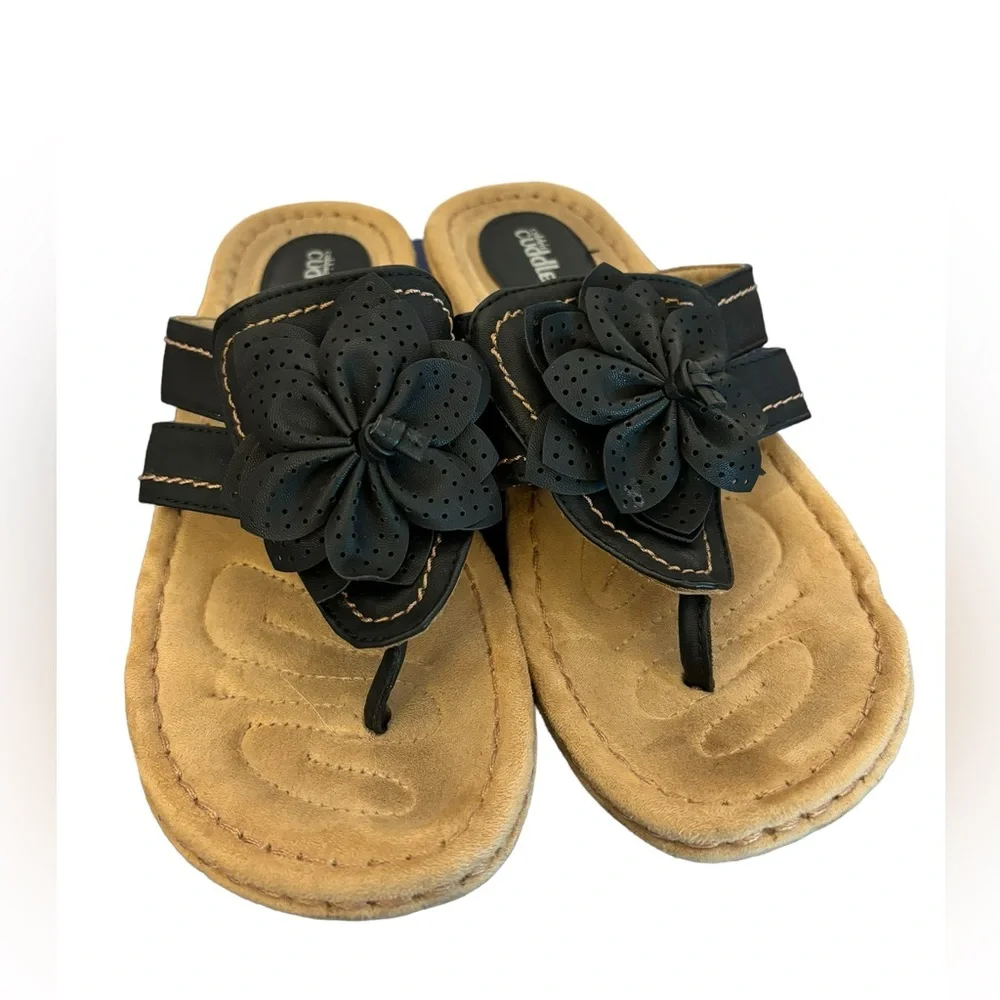 Cobbie Cuddlers Women’s Black‎ and Tan Sandals with Flower Accent Size 7.5